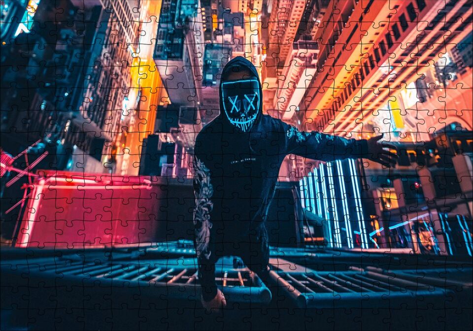 Neon Maskeli Adam ve Gökdelenler Puzzle Yapboz MDF Ahşap 255 Parça 34 cm X 49 cm