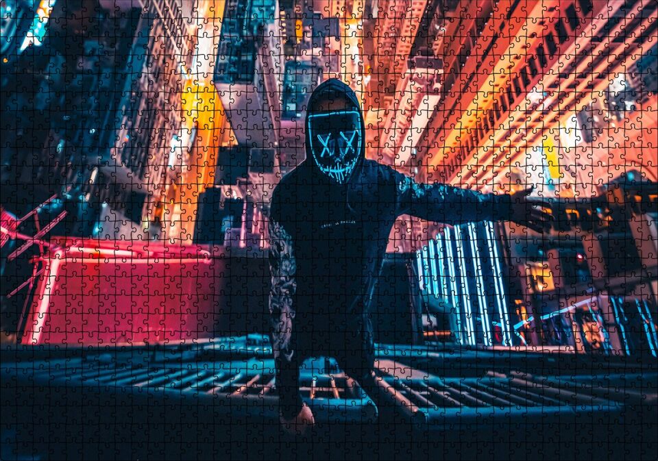 Neon Maskeli Adam ve Gökdelenler Puzzle Yapboz MDF Ahşap 1000 Parça 49 cm X 68 cm