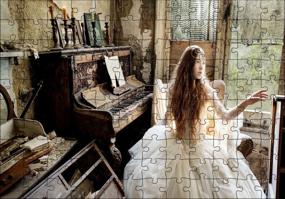 Terkedilmiş Ev Piyano ve Beyaz Elbiseli Kız Puzzle Yapboz MDF Ahşap