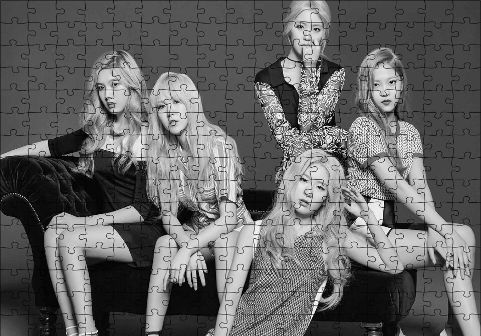 Black Pink Kore Pop Siyah Beyaz Puzzle Yapboz MDF Ahşap 255 Parça 34 cm X 49 cm