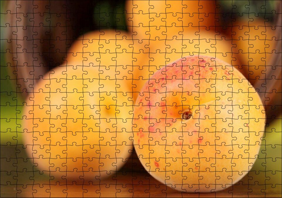 Sepetten Dökülen Taze Kayısılar Yakın Çekim Puzzle Yapboz MDF Ahşap 255 Parça 34 cm X 49 cm