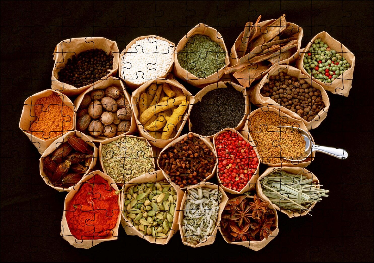 Kağıt Torbalarda Baharatlar Siyah Arka Plan Puzzle Yapboz MDF Ahşap