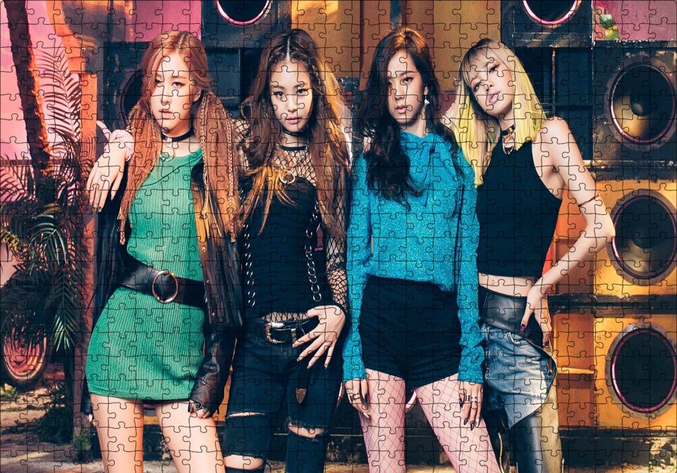 Black Pink Kore Pop Triko Şıklığı Puzzle Yapboz MDF Ahşap 500 Parça 49 cm X 68 cm