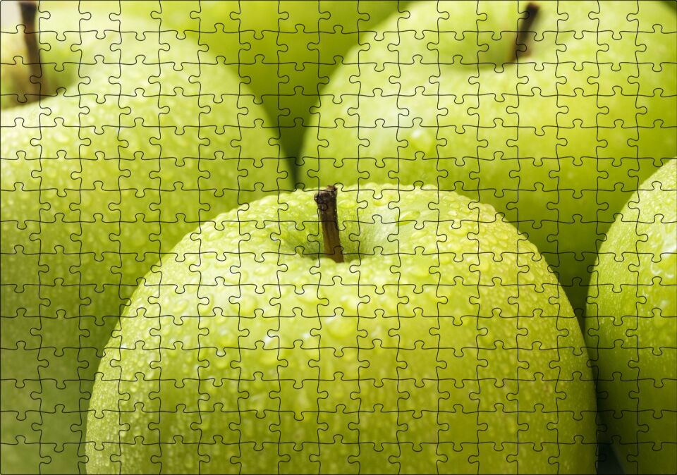 Yeşil Elmalar ve Su Damlaları Yakın Çekim Puzzle Yapboz MDF Ahşap 255 Parça 34 cm X 49 cm
