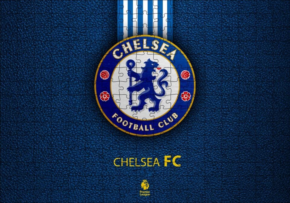 Siyah Deri Doku Üzerinde Chelsea Logosu Puzzle Yapboz MDF Ahşap 255 Parça 34 cm X 49 cm