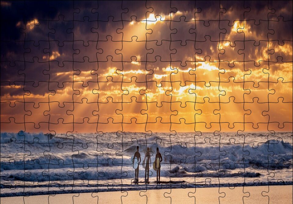 Günbatımında Okyanus ve Sahilde Sörfçüler Puzzle Yapboz MDF Ahşap 120 Parça 24 cm X 34 cm