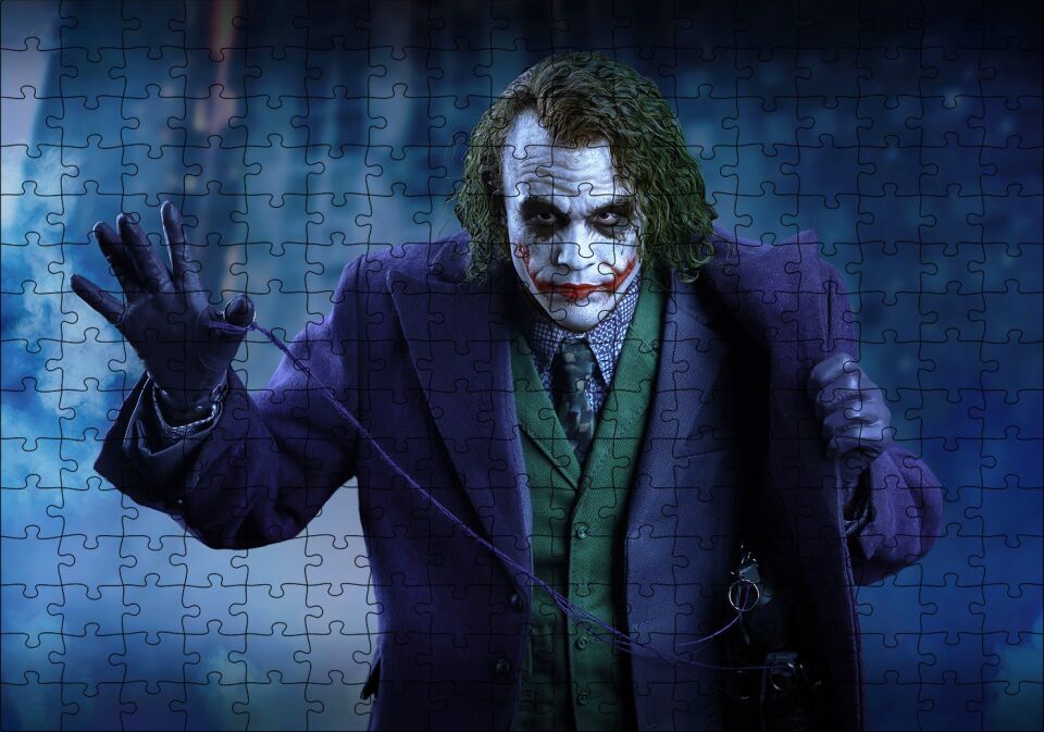 Heath Ledger Joker Ceket Aksesuarı Pimi Görseli Puzzle Yapboz MDF Ahşap 255 Parça 34 cm X 49 cm