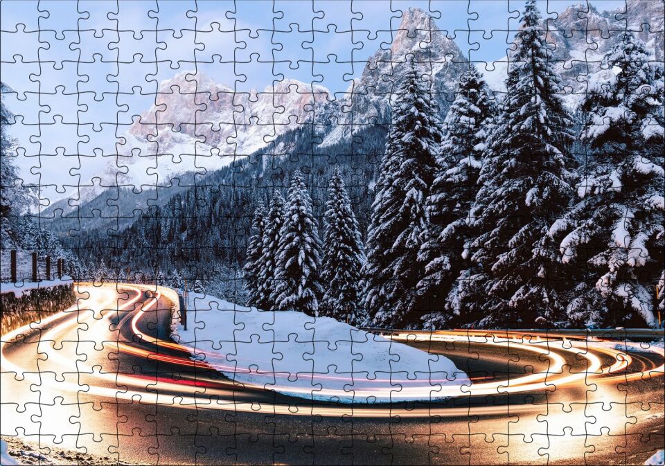 Karlı Orman İçindeki Yol Uzun Pozlama Çekim Puzzle Yapboz MDF Ahşap 255 Parça 34 cm X 49 cm