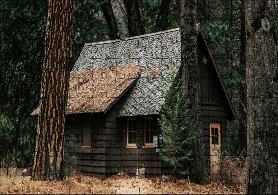 Koyu Ormandaki Ahşap Ev ve Dev Ağaçlar Puzzle Yapboz MDF Ahşap