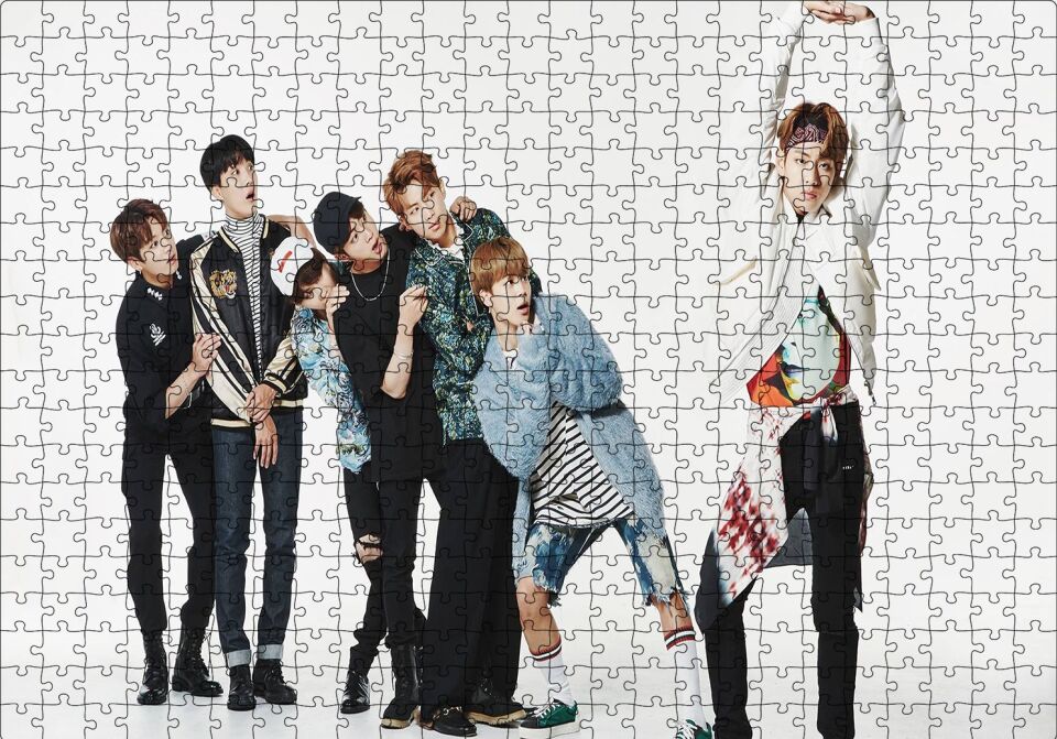 BTS Kore Pop Grup Üyesine Şaşırıyorlar Puzzle Yapboz MDF Ahşap 500 Parça 49 cm X 68 cm