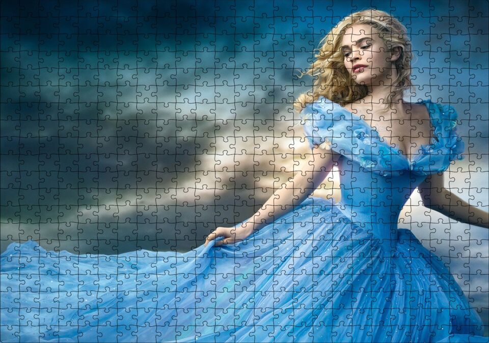 Külkedisi Elbiseli Kadın Ve Bulutlar Görseli Puzzle Yapboz MDF Ahşap 500 Parça 49 cm X 68 cm
