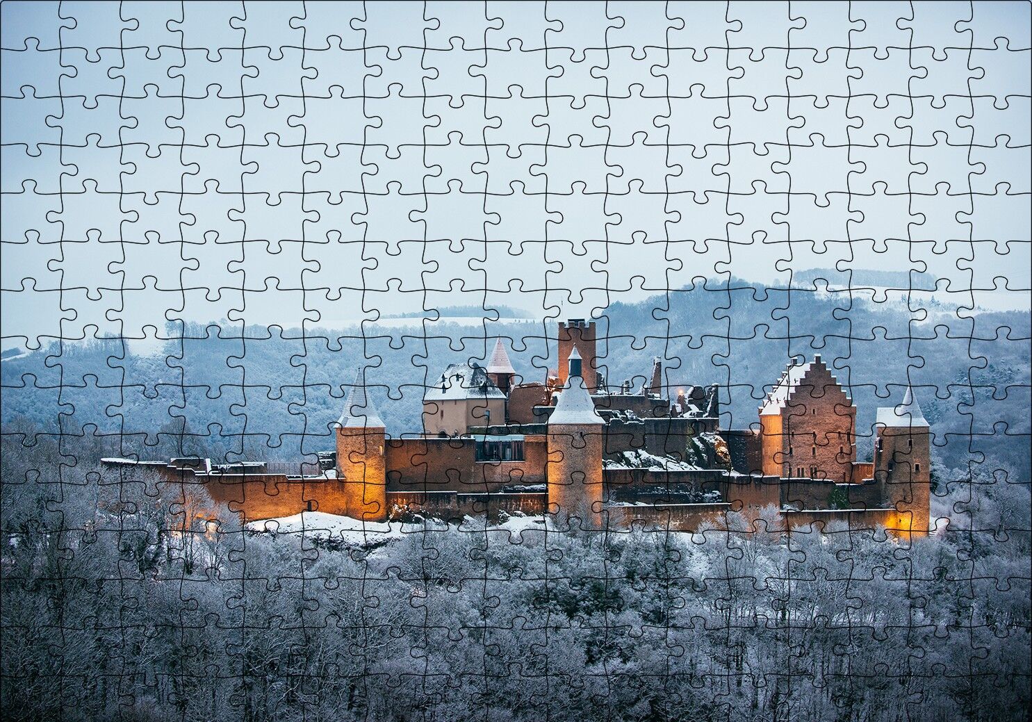 Lüksemburg Bourscheid Kalesi ve Karlı Tepeler Puzzle Yapboz MDF Ahşap 255 Parça 34 cm X 49 cm