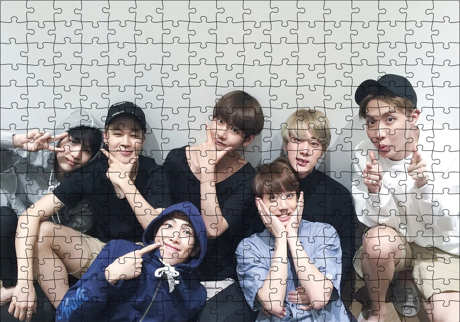 BTS Kore Pop Gülümseyen Yüzler Puzzle Yapboz MDF Ahşap 255 Parça 34 cm X 49 cm