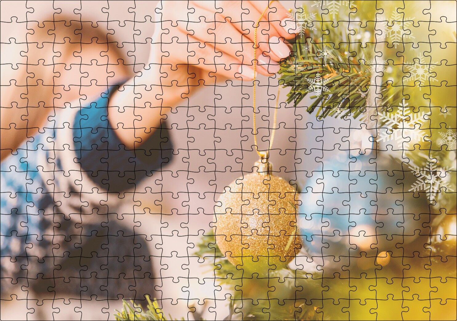 Yılbaşı Ağacını Süsleyen Kadın Eli Puzzle Yapboz MDF Ahşap 255 Parça 34 cm X 49 cm