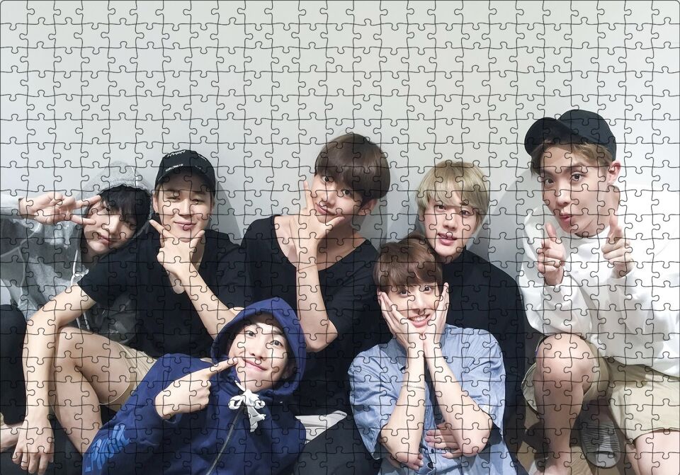 BTS Kore Pop Gülümseyen Yüzler Puzzle Yapboz MDF Ahşap 500 Parça 49 cm X 68 cm