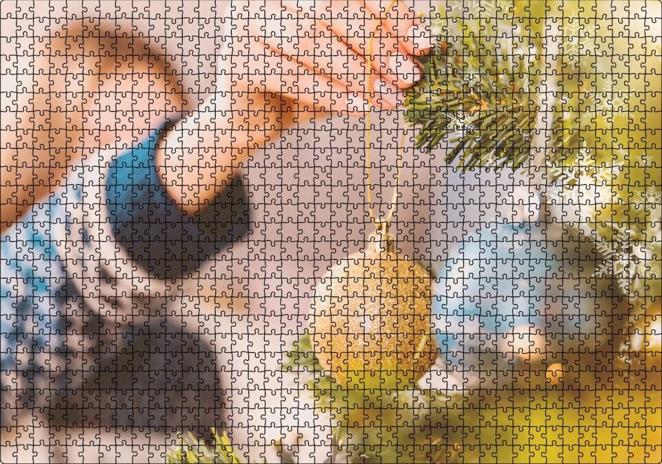 Yılbaşı Ağacını Süsleyen Kadın Eli Puzzle Yapboz MDF Ahşap 1000 Parça 49 cm X 68 cm