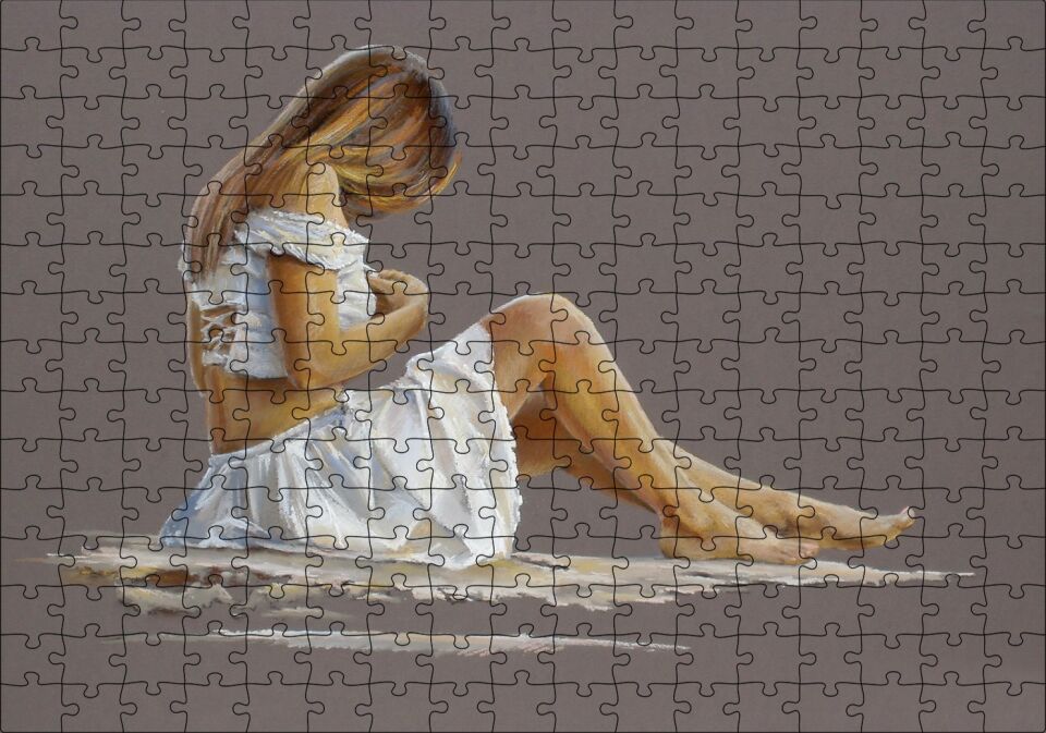 Beyaz Elbiseli Dekolteli Sarışın Kadın Puzzle Yapboz MDF Ahşap 255 Parça 34 cm X 49 cm