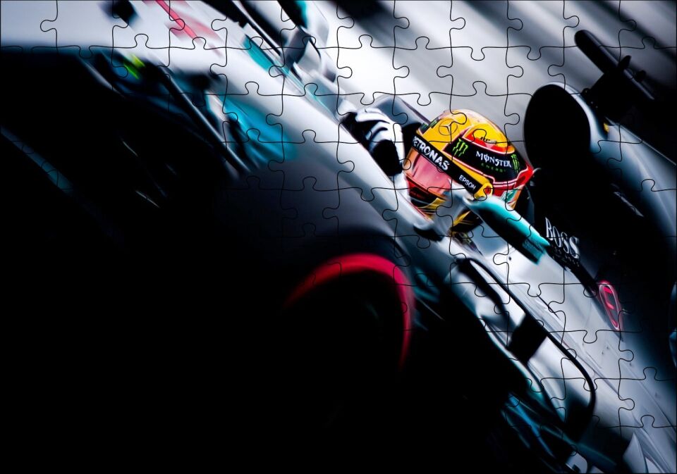 Lewis Hamilton Mersedes İle Formula 1 Görseli Puzzle Yapboz MDF Ahşap 120 Parça 24 cm X 34 cm