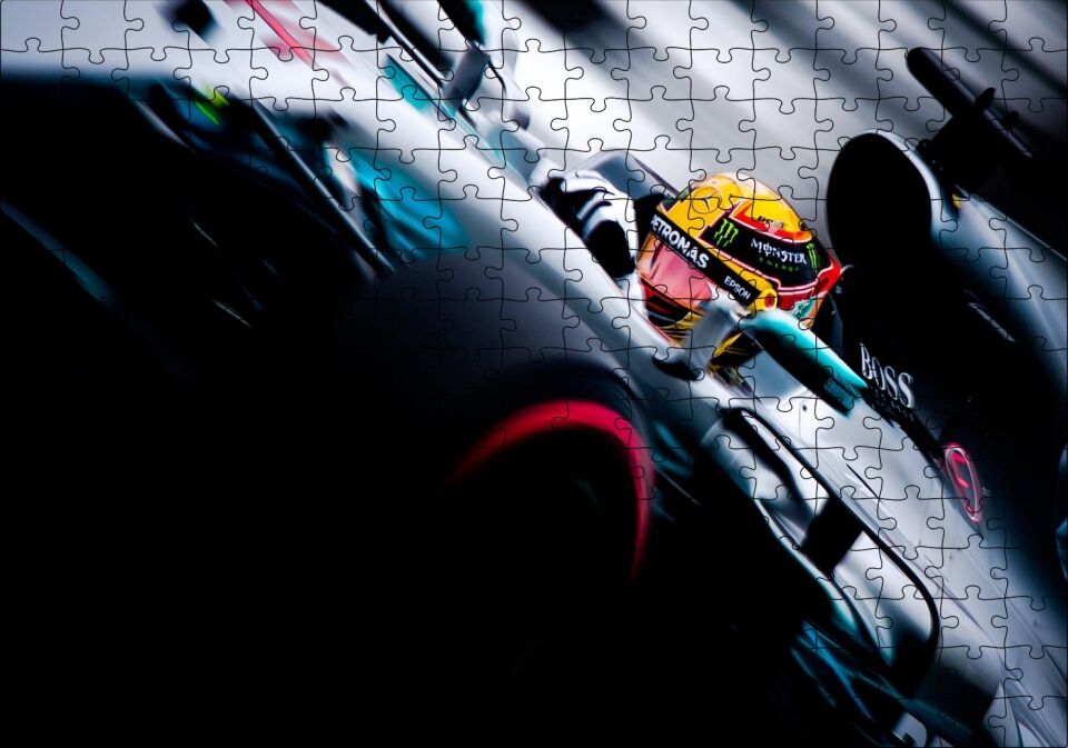 Lewis Hamilton Mersedes İle Formula 1 Görseli Puzzle Yapboz MDF Ahşap 255 Parça 34 cm X 49 cm