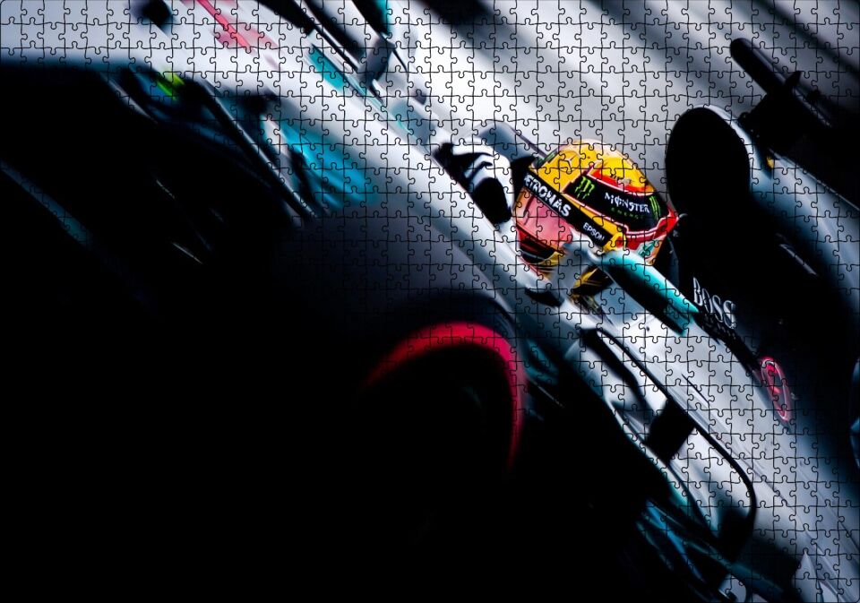 Lewis Hamilton Mersedes İle Formula 1 Görseli Puzzle Yapboz MDF Ahşap 1000 Parça 49 cm X 68 cm