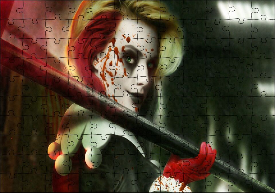 Omzunda Sopası ve Yüzünde Kan ile Harley Quinn Puzzle Yapboz MDF Ahşap
