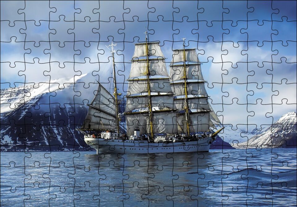 Karlı Dağlar Arasında Süzülen Yelkenli Gemi Puzzle Yapboz MDF Ahşap 120 Parça 24 cm X 34 cm