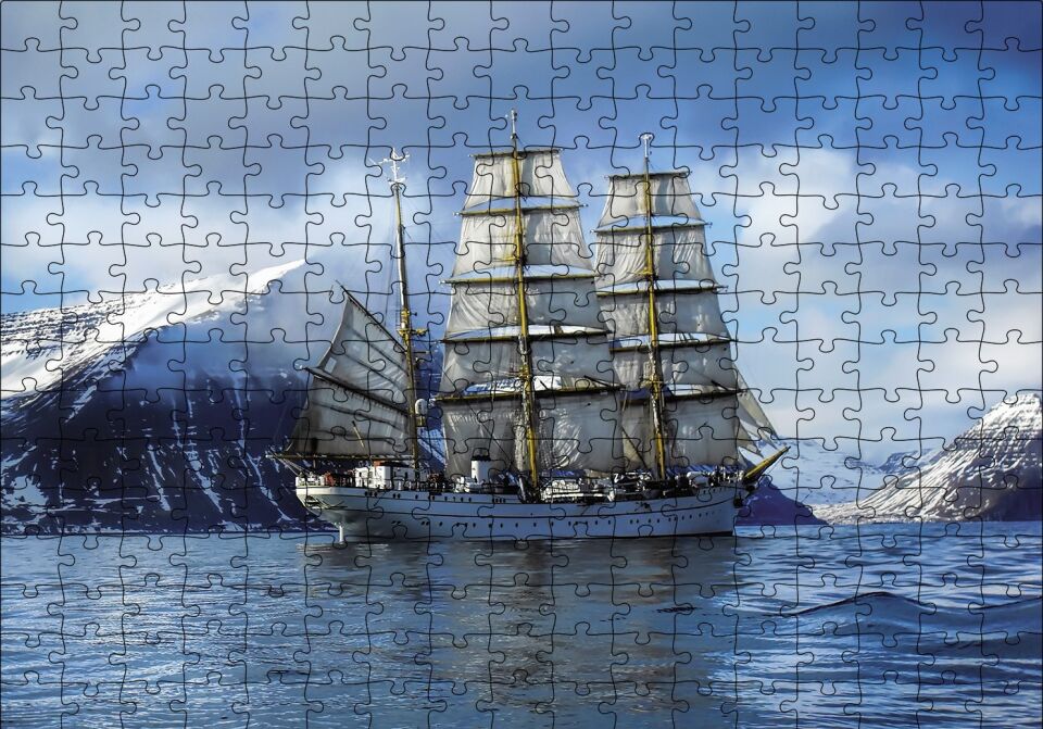 Karlı Dağlar Arasında Süzülen Yelkenli Gemi Puzzle Yapboz MDF Ahşap 255 Parça 34 cm X 49 cm