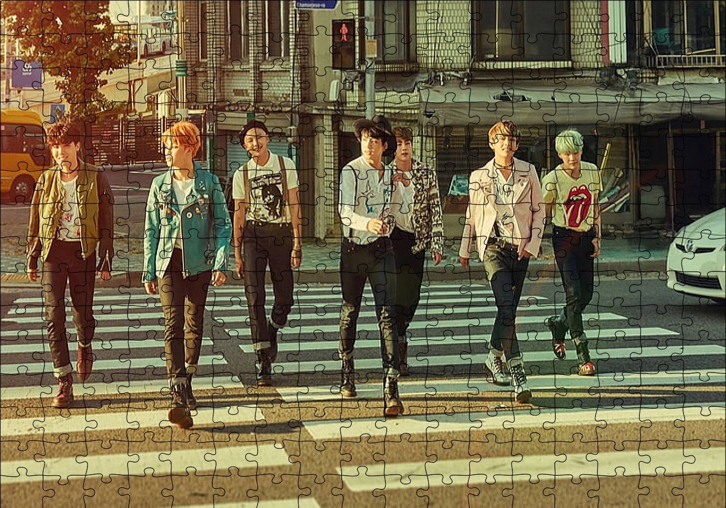 BTS Kore Pop Yaya Geçidinde Puzzle Yapboz MDF Ahşap 255 Parça 34 cm X 49 cm