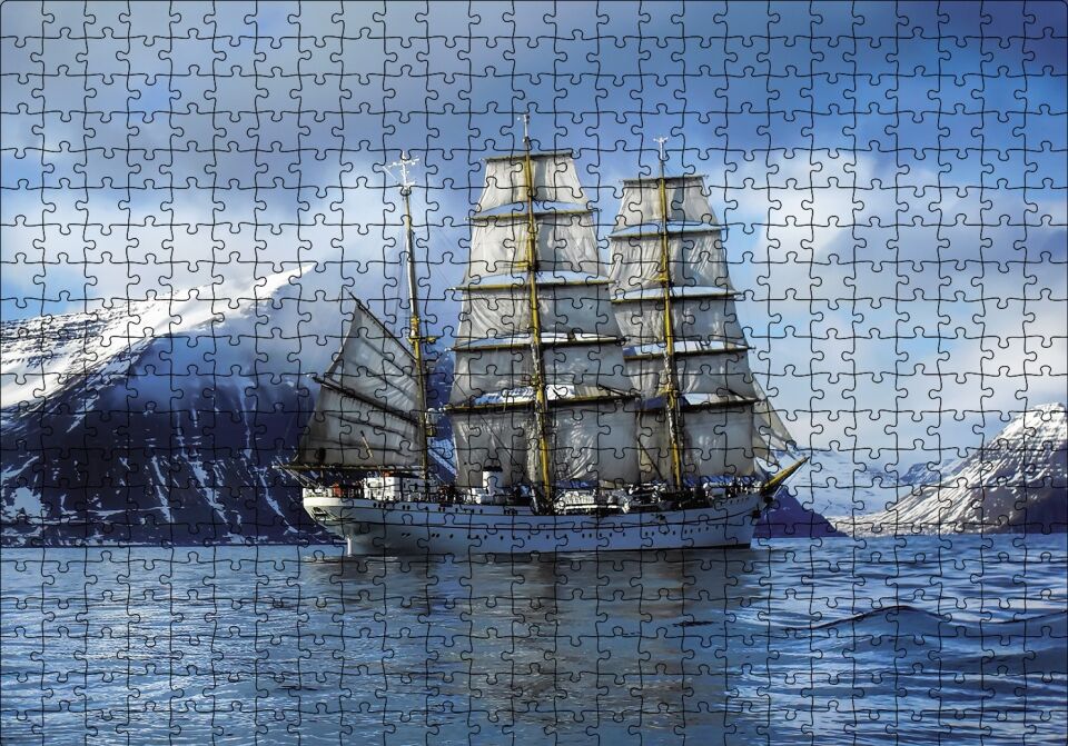 Karlı Dağlar Arasında Süzülen Yelkenli Gemi Puzzle Yapboz MDF Ahşap 500 Parça 49 cm X 68 cm