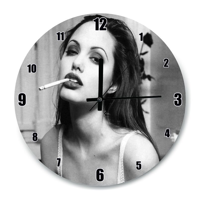 Angelina Jolie Sigara İçiyor Siyah Beyaz Fotoğraf  Mdf Ahşap Duvar Saati 30 cm Çap