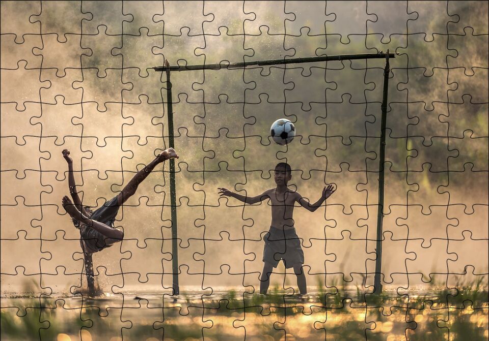 Asyalı Çocuklar Futbol Oynuyor Puzzle Yapboz MDF Ahşap 120 Parça 24 cm X 34 cm