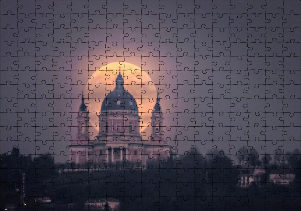 Tarihi Kilise ve Tam Arkasındaki Süper Ay Puzzle Yapboz MDF Ahşap 255 Parça 34 cm X 49 cm