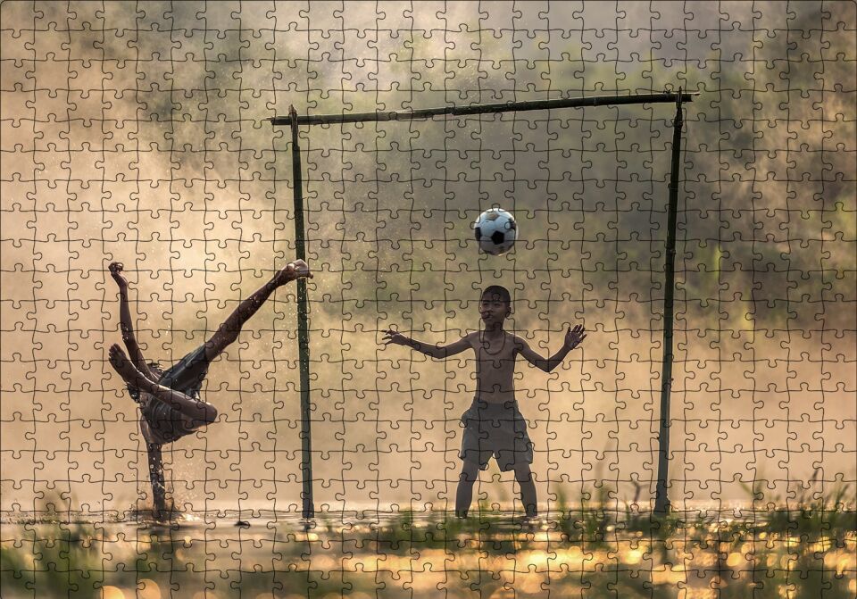 Asyalı Çocuklar Futbol Oynuyor Puzzle Yapboz MDF Ahşap 500 Parça 49 cm X 68 cm