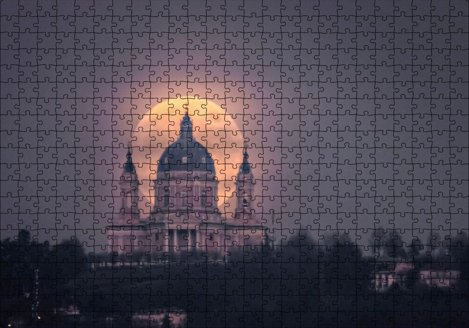 Tarihi Kilise ve Tam Arkasındaki Süper Ay Puzzle Yapboz MDF Ahşap 500 Parça 49 cm X 68 cm