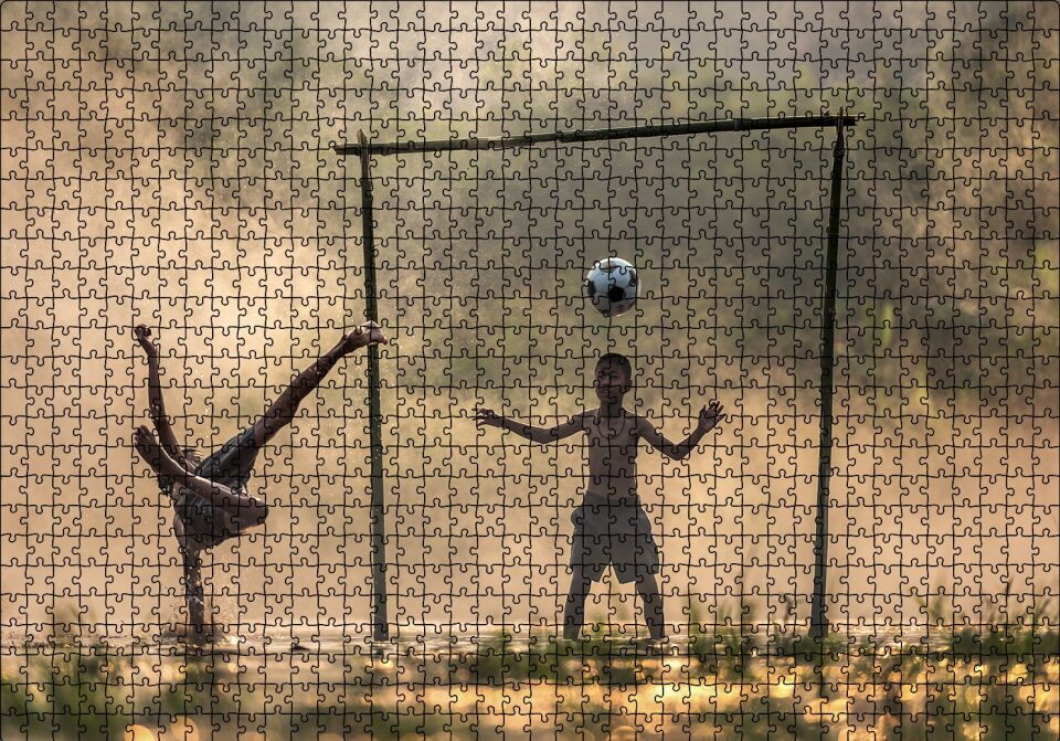 Asyalı Çocuklar Futbol Oynuyor Puzzle Yapboz MDF Ahşap 1000 Parça 49 cm X 68 cm