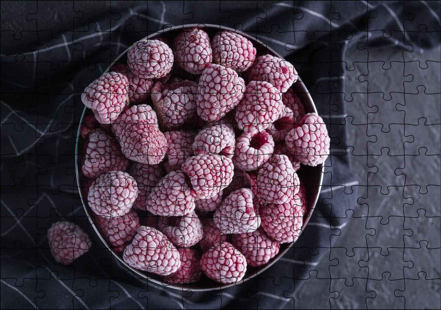 Tabakta Donmuş Ahududular Siyah Kumaş Zemin Puzzle Yapboz MDF Ahşap