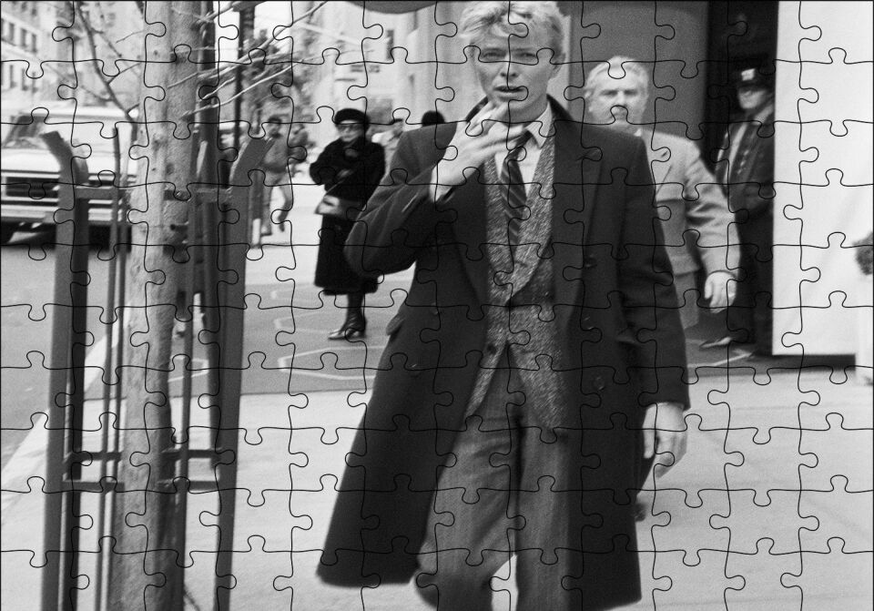 David Bowie Sigara İçiyor Siyah Beyaz Puzzle Yapboz MDF Ahşap 120 Parça 24 cm X 34 cm