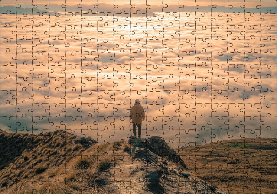 Kayalar Üstündeki Adam ve Bulutlar Puzzle Yapboz MDF Ahşap 255 Parça 34 cm X 49 cm