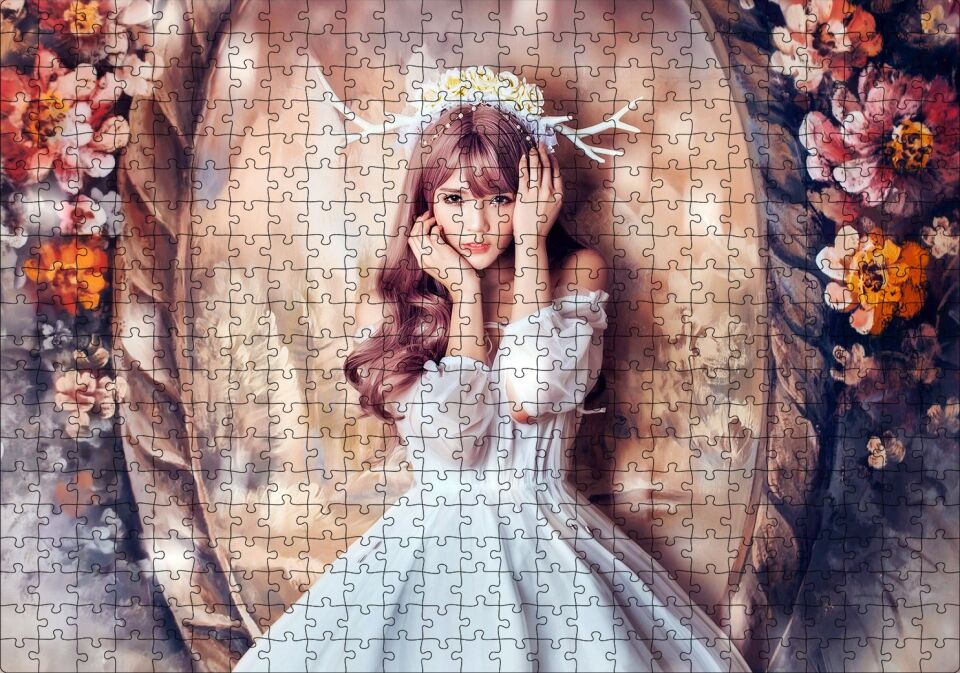 Ayna ve Çiçekler Önünde Beyaz Elbiseli Geyik Boynuzlu Kız Puzzle Yapboz MDF Ahşap 500 Parça 49 cm X 68 cm