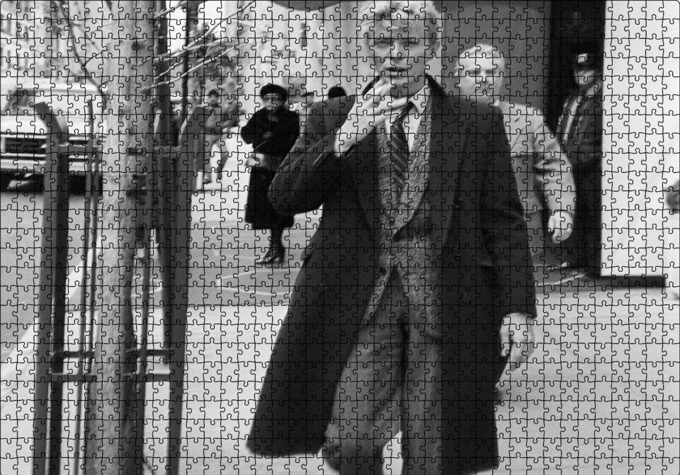 David Bowie Sigara İçiyor Siyah Beyaz Puzzle Yapboz MDF Ahşap 1000 Parça 49 cm X 68 cm