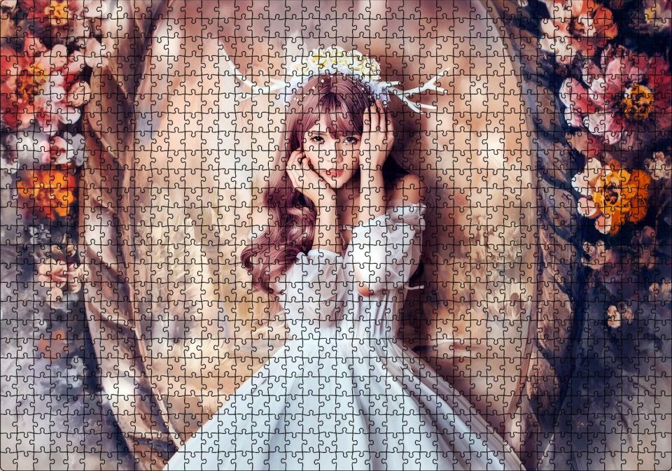 Ayna ve Çiçekler Önünde Beyaz Elbiseli Geyik Boynuzlu Kız Puzzle Yapboz MDF Ahşap 1000 Parça 49 cm X 68 cm