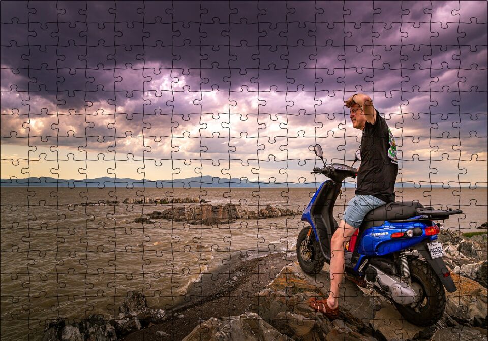 Kayalıklar Deniz Bulutlar ve Motorlu Adam Puzzle Yapboz MDF Ahşap 255 Parça 34 cm X 49 cm