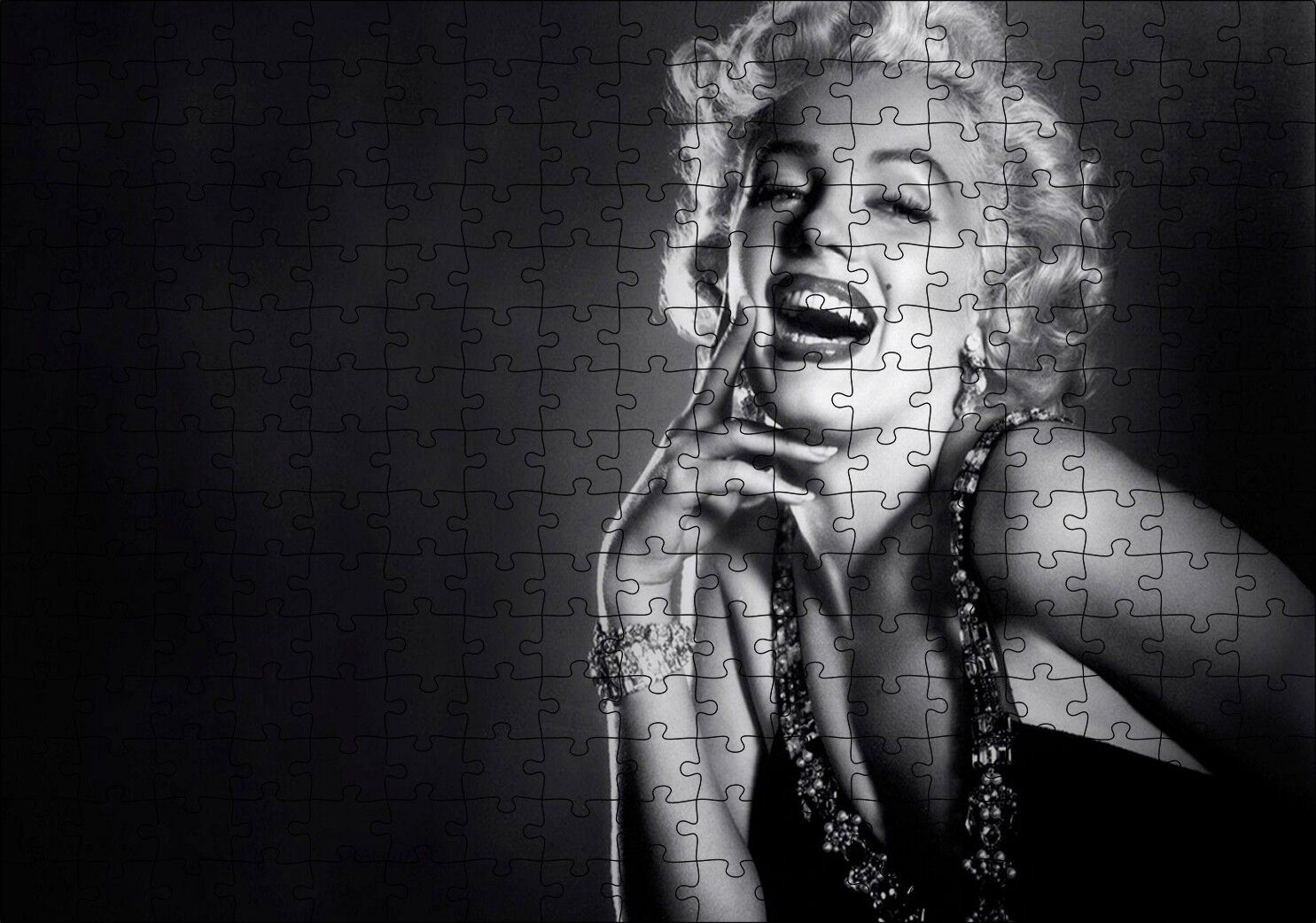 Mutlu Yıllar Marilyn Monroe Görseli Puzzle Yapboz MDF Ahşap 255 Parça 34 cm X 49 cm