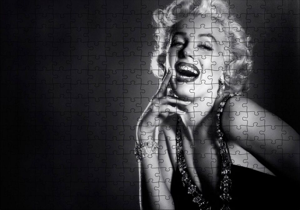 Mutlu Yıllar Marilyn Monroe Görseli Puzzle Yapboz MDF Ahşap 255 Parça 34 cm X 49 cm