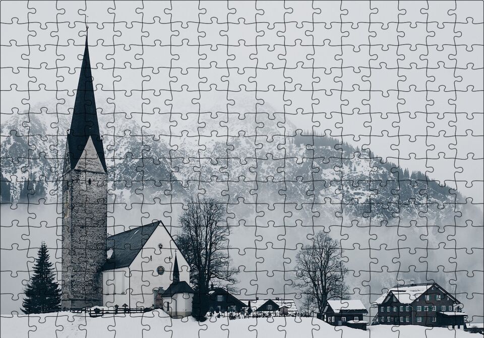 Karlar İçinde Kilise Evler ve Yüksek Dağ Puzzle Yapboz MDF Ahşap 255 Parça 34 cm X 49 cm