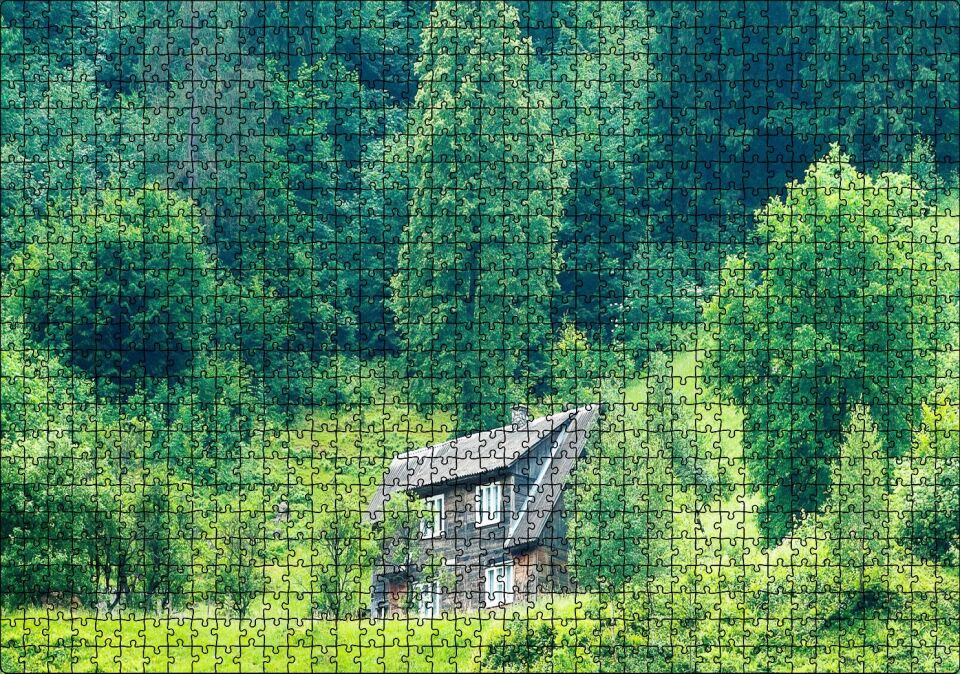 Yemyeşil Orman ve Önündeki Ahşap Ev Puzzle Yapboz MDF Ahşap 1000 Parça 49 cm X 68 cm