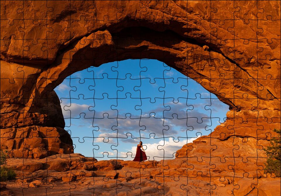 Kırmızı Kayalıklardaki Göz ve Kadın Puzzle Yapboz MDF Ahşap 120 Parça 24 cm X 34 cm