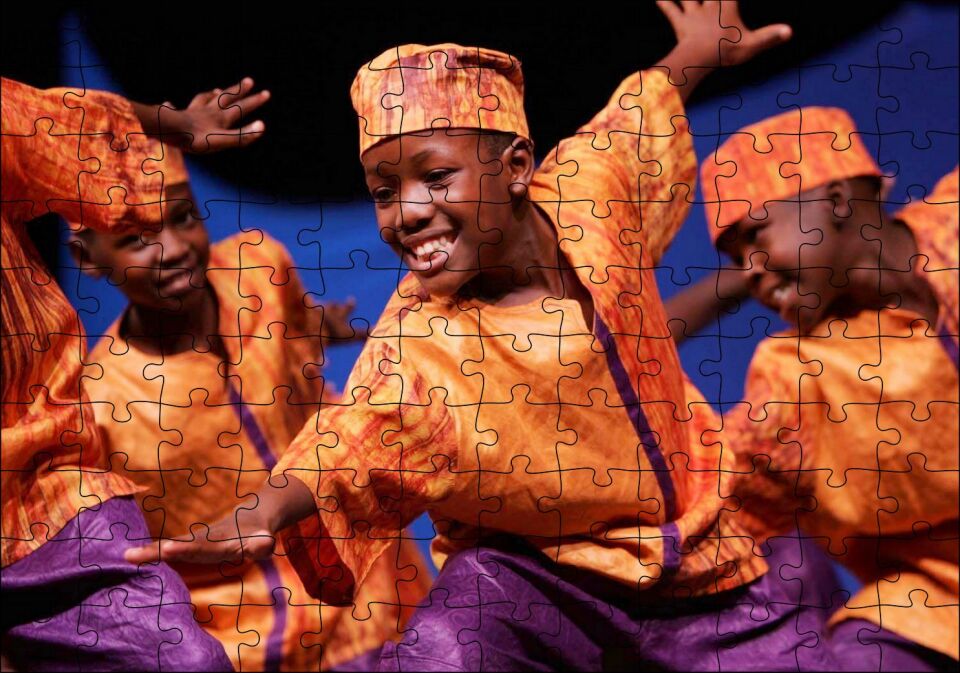 Yerel Kıyafetleriyle Dans Eden Afrikalı Çocuklar Puzzle Yapboz MDF Ahşap 120 Parça 24 cm X 34 cm