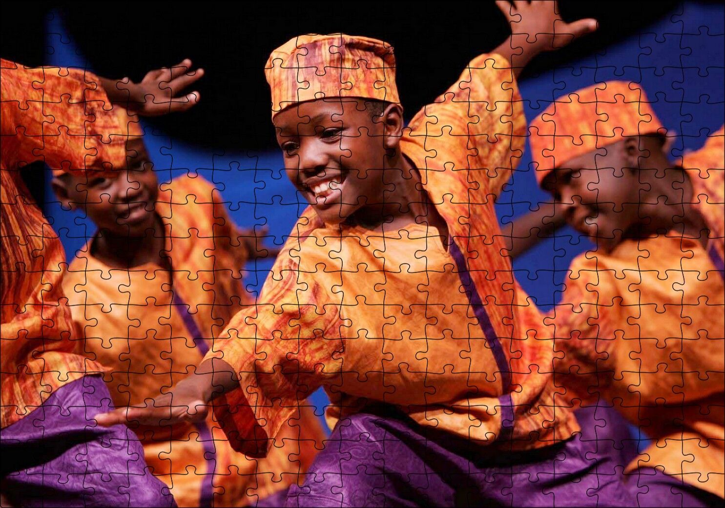 Yerel Kıyafetleriyle Dans Eden Afrikalı Çocuklar Puzzle Yapboz MDF Ahşap 255 Parça 34 cm X 49 cm