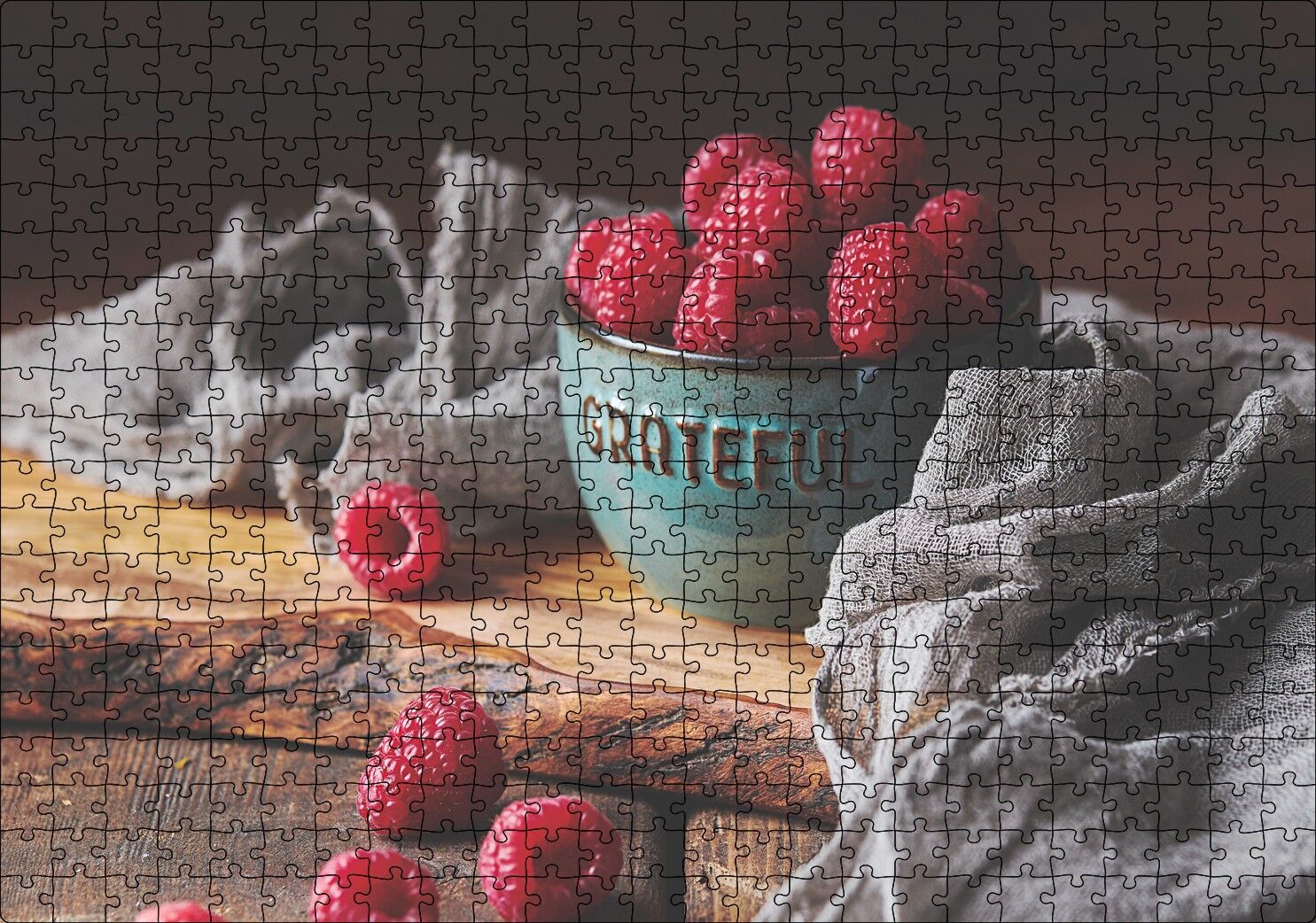Yeşil Kasede Ahududular ve Gri Tül Puzzle Yapboz MDF Ahşap 500 Parça 49 cm X 68 cm